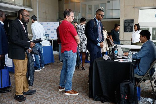 △美国一招聘会现场(资料图)