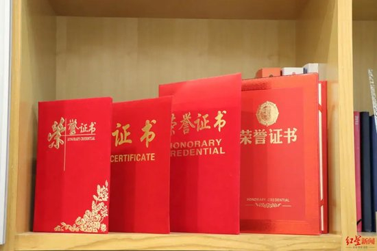 　▲崔丽丽在工作中获得的奖状