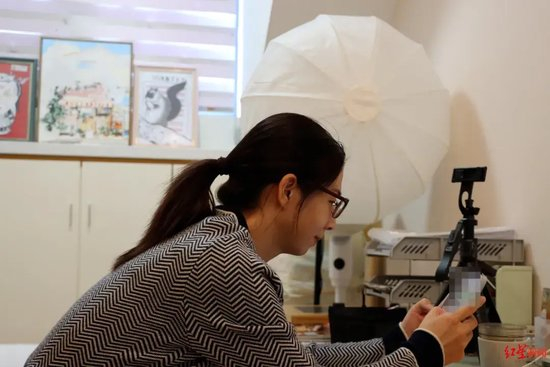 ▲崔丽丽在阁楼书房“安全屋”中