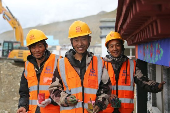 8月11日，定日县曲洛乡措昂村彩绘工匠扎西、旦增贡加、拉巴在工作现场。他们都是本村受灾群众，通过参与新房建设获得劳动报酬。 新华社发 陈小军 摄