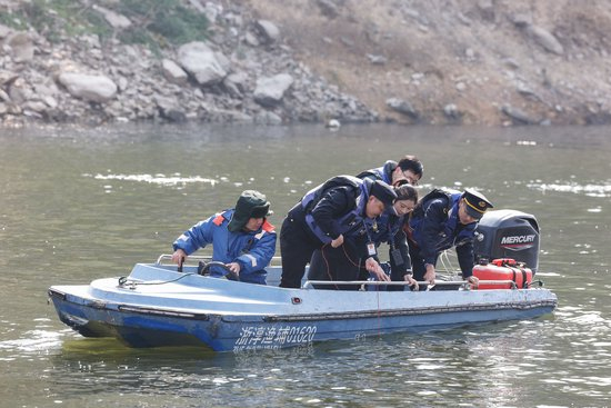 2025年12月4日，浙江杭州淳安县与安徽黄山歙县纪检监察干部及综合行政执法人员在浙皖交界处的新安江鸠坑口水域开展常态化巡河，共同保护渔业资源和水域生态环境。
