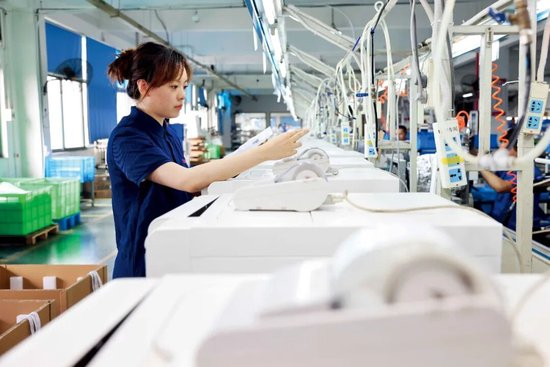 2023年6月7日，徐依在生产车间内检查成品质量。徐依曾留学于加拿大并获得生物医学工程硕士学位，完成学业回到家乡宁波，在一家医疗器械有限公司从事口腔医疗器械设备的研究与开发工作。图/新华