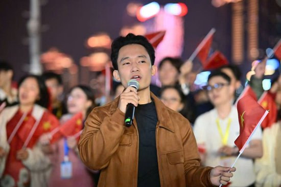 11月14日，参加“红色研学之旅”的越南学生陈越勇在重庆与中国朋友合唱《你来我往有情缘》。（受访者供图）