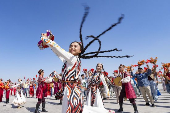 2025年9月23日下午，群众载歌载舞，喜迎新疆维吾尔自治区成立70周年。新华社记者 毕晓洋 摄