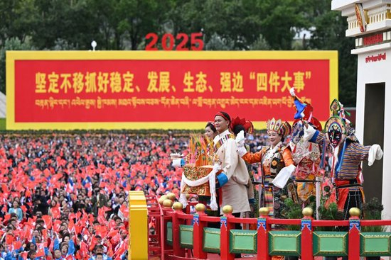 2025年8月21日上午，西藏各族各界干部群众约2万人欢聚拉萨市布达拉宫广场，热烈庆祝西藏自治区成立60周年。这是游行的彩车通过布达拉宫广场。新华社记者 谢环驰 摄