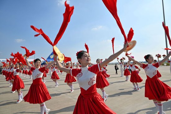 2025年8月31日，工作人员在天津滨海国际机场迎接参加上海合作组织天津峰会的嘉宾。新华社记者 孙凡越 摄