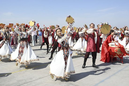 2025年9月23日下午，群众载歌载舞，喜迎新疆维吾尔自治区成立70周年。新华社记者 谢环驰 摄