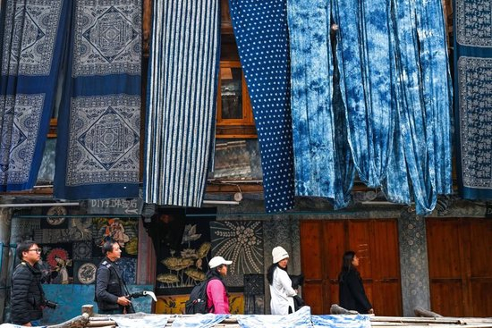 2025年12月19日，游客在贵州黎平县肇兴侗寨里游览。新华社记者 杨文斌 摄