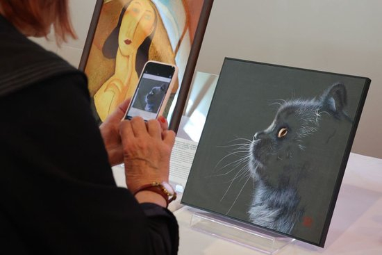 2025年9月4日，观众在法国巴黎中国文化中心参观《一针不多一针不少的苏绣》主题展时拍照留念。新华社记者 张百慧 摄