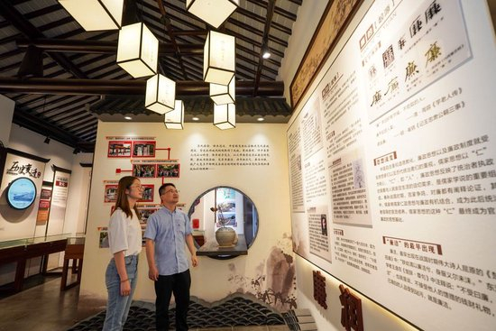 2024年7月4日，参观者在苏州市吴江区平望镇廉洁教育基地莺湖廉园内参观。新华社记者 李博 摄