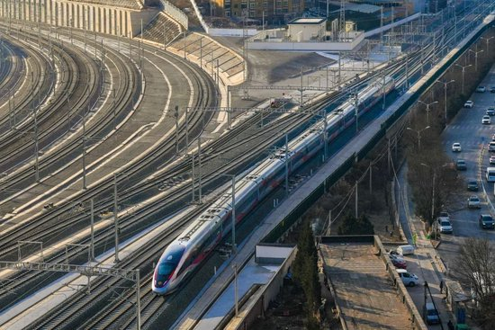 2025年12月26日，西延高铁首发列车从延安站驶出（无人机照片）。新华社发（刘一江 摄）