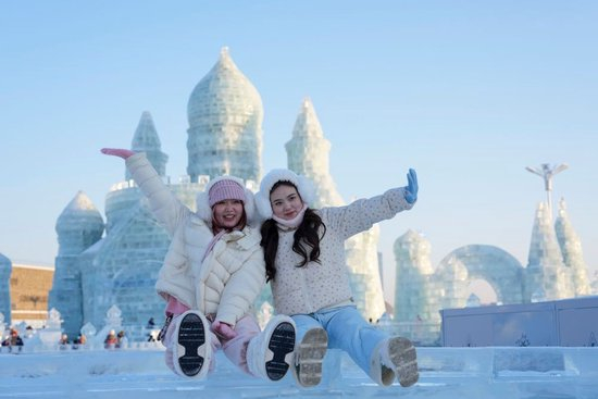 1月5日，游客在哈尔滨冰雪大世界园区拍照。新华社记者 王建威 摄