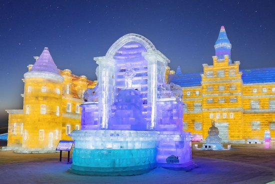 这是哈尔滨冰雪大世界园区内的比利时“小于廉”冰雕。（受访者供图）