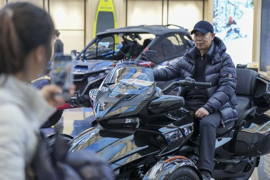 1月6日，在2026哈尔滨国际冰雪经济博览会展会现场，参观者体验乘坐雪地摩托。新华社记者 王松 摄