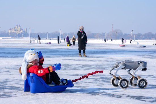 1��11�գ�С�������ɻ����������ν�������������������硣�»������ ������ ��