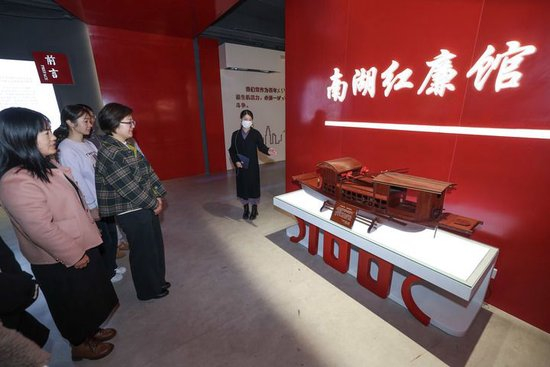 2025年12月11日，在浙江省嘉兴市南湖区红廉馆内，东栅街道文贤社区党员干部开展廉政教育主题党日活动。新华社记者 徐昱 摄