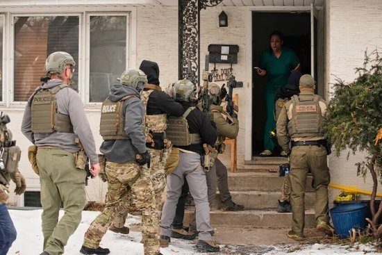  ·2026年1月11日，ICE执法人员使用破门锤撞开民宅。（美联社）