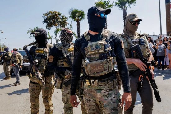  ·边境巡逻队在拦截车辆。（CalMatters）