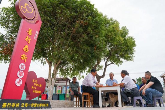 2025年6月12日，在江苏省宝应县广洋湖镇西溪村，当地党群服务中心的工作人员组织村民进行议事会。新华社记者 李博 摄