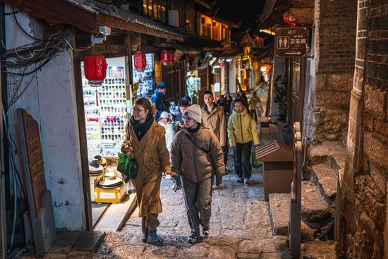 2026年1月12日，游客在丽江古城游玩。新华社记者 王冠森 摄