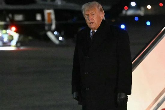 2026年1月22日，美国总统特朗普走下总统专机“空军一号”。新华社/法新社