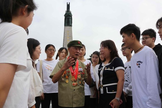 李维波在沈阳抗美援朝烈士陵园为青年学生讲红色故事（央广网发 姚振锋 摄）