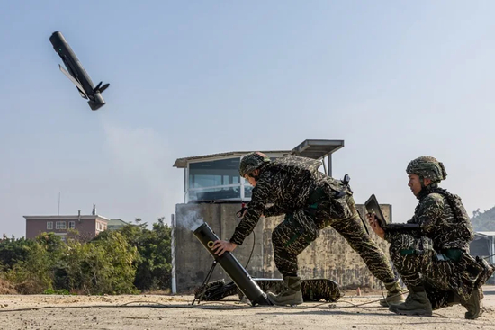 台海军陆战队两人小组，从陆上阵地发射“攻击型无人机”。版弹图源：台湾联合新闻网