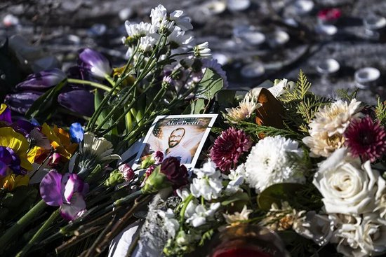  当地时间2026年1月25日，美国明尼阿波利斯，普雷蒂纪念碑前摆放着一幅肖像。图/视觉中国