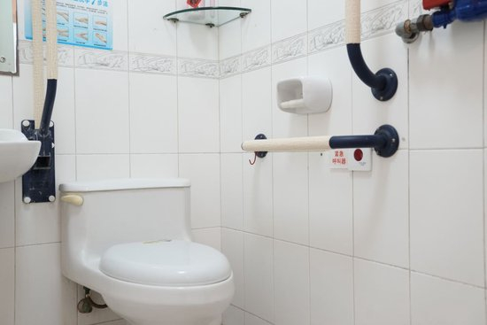  2月10日拍摄的银龄老年公寓适老化改造后洗手间。