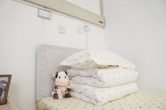 银龄老年公寓的床位旁，都配有对讲装置（2月10日摄）。