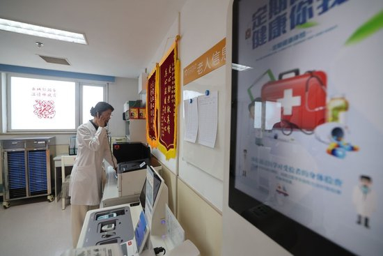 2月10日，银龄老年公寓的值班医生在电话问诊。