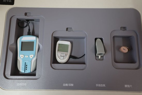 2月10日在银龄老年公寓呵护站拍摄的医疗设备。