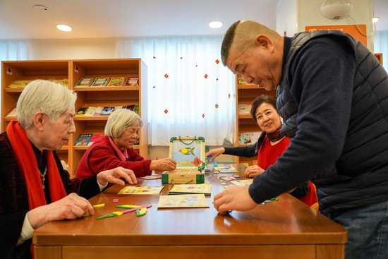 2月10日，社区内老年人玩益智游戏。