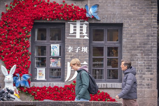 外籍游客在重庆市渝中区李子坝游玩（1月7日摄）（新华社）