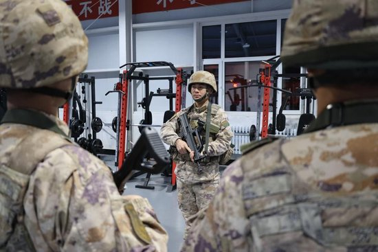 2月10日晚，吴景伟正在带队训练。顾长帅 摄