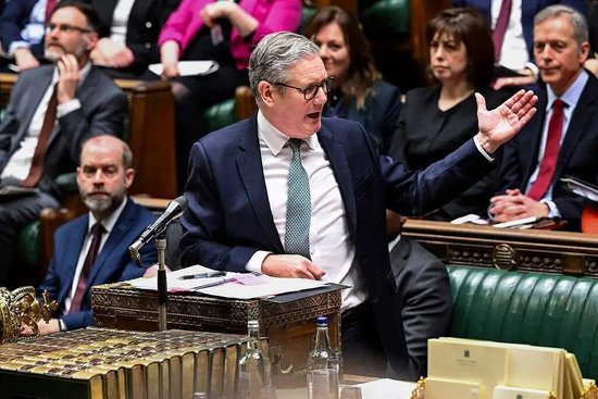 当地时间2月11日，英国伦敦，斯塔默在议会下议院每周举行的首相问答环节发言。图/视觉中国