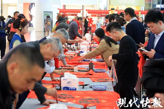 热气腾腾的中国年 | 火了千年的春联,才是中国人的新年顶流_新浪新闻