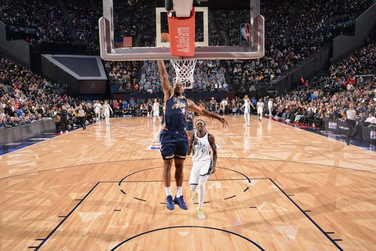 差点没进全明星的伦纳德表现出色，不少网友感叹，仿佛在全明星赛场上又见到了乔丹。