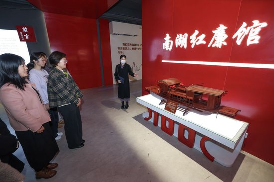  2025年12月11日，在浙江省嘉兴市南湖区红廉馆内，东栅街道文贤社区党员干部开展廉政教育主题党日活动。新华社记者 徐昱 摄