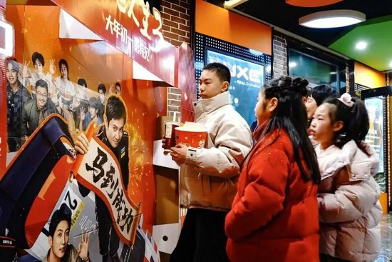 　△浙江一影院，众多市民前来观看春节档系列电影。
