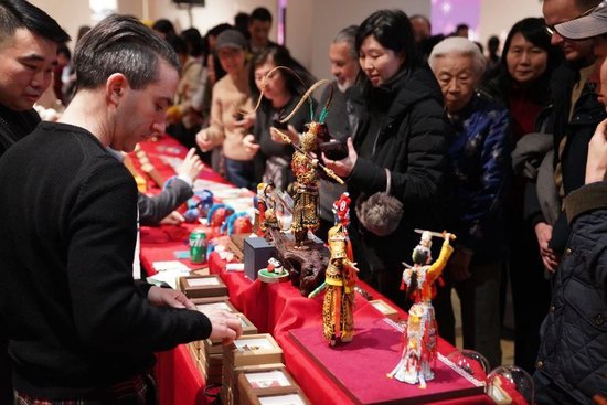 　△2026年2月，在美国纽约举行的“中国味道”春节文化活动上，人们观赏面塑作品。