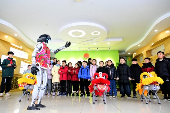 △2026年2月6日，江苏太仓科教馆工作人员携带机器人、机器狗走进当地小学为学生表演。
