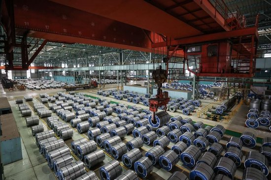 　△2025年12月6日，鞍钢集团本钢板材冷轧总厂第三冷轧厂成品库。