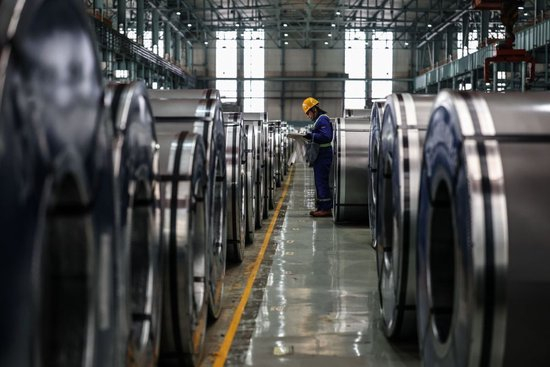 2025年12月6日，工作人员在本钢板材冷轧总厂第三冷轧厂成品库核对清点产品。新华社记者 潘昱龙 摄
