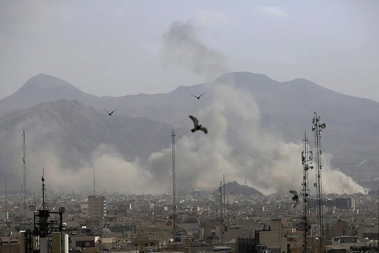 　当地时间2月28日，伊朗德黑兰市遭袭