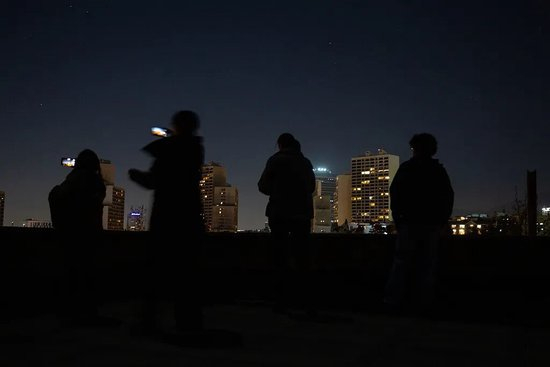 当地时间2024年2月28日，哈梅内伊遇害的消息传出时，伊朗德黑兰民众正在使用手机。图/视觉中国