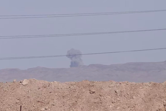 ▲熊先生公司外山头上，炸弹爆炸后升起巨大的蘑菇云 受访者供图