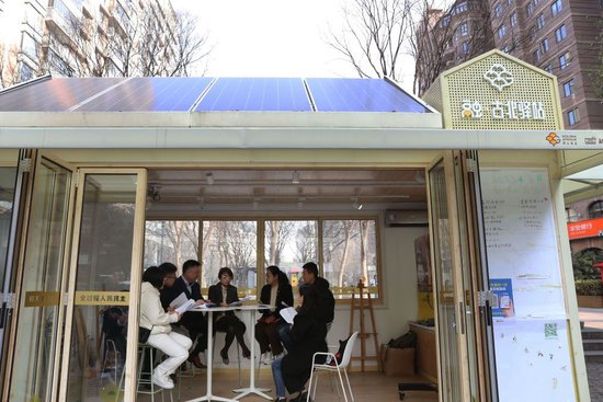 2023年2月17日，在上海虹桥街道“融·古北驿站”，人大代表向辖区内的商户宣传普及新施行的《上海市住房租赁条例》。虹桥街道是全国人大常委会法工委2015年在全国设立的首批四个基层立法联系点之一。新华社记者 刘颖 摄