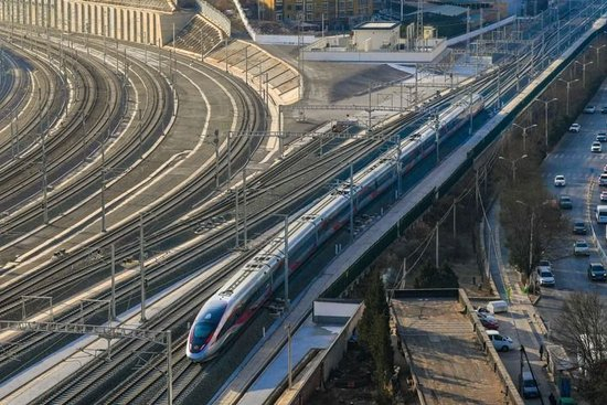 2025年12月26日，西延高铁首发列车从延安站驶出（无人机照片）。&nbsp;新华社发（刘一江 摄）