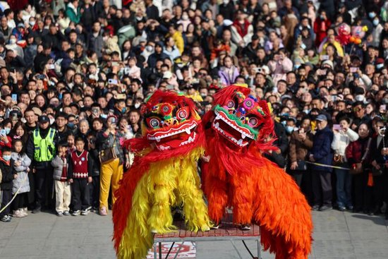  2026年2月18日，人们在甘肃省兰州市七里河区兰州老街观看舞狮表演。新华社发（侯崇慧 摄）